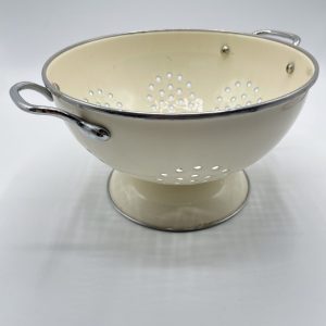 Passoire vintage en émail beige